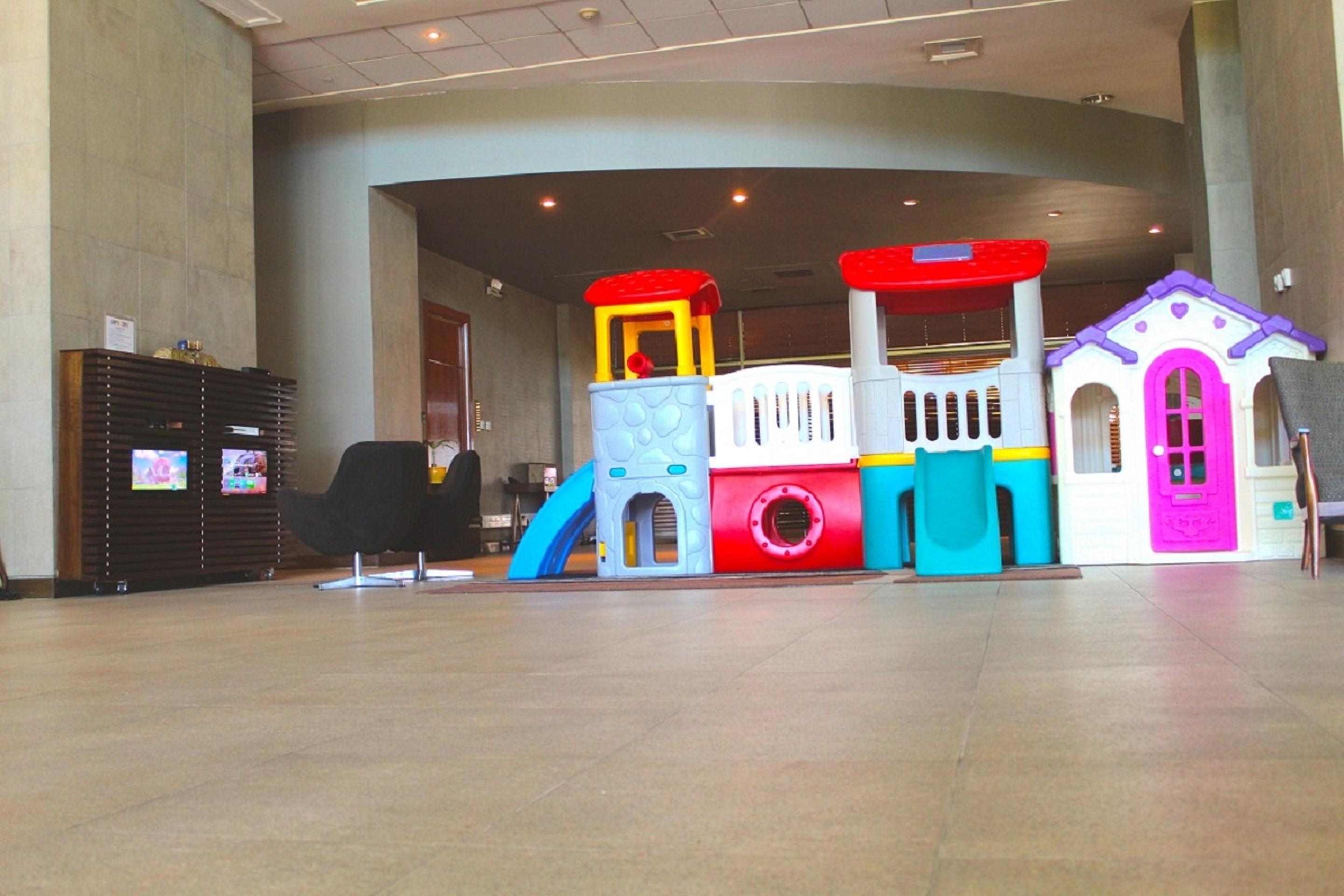 Sonesta Hotel 오소르노 외부 사진 A children's play area at a shopping mall in Malaysia