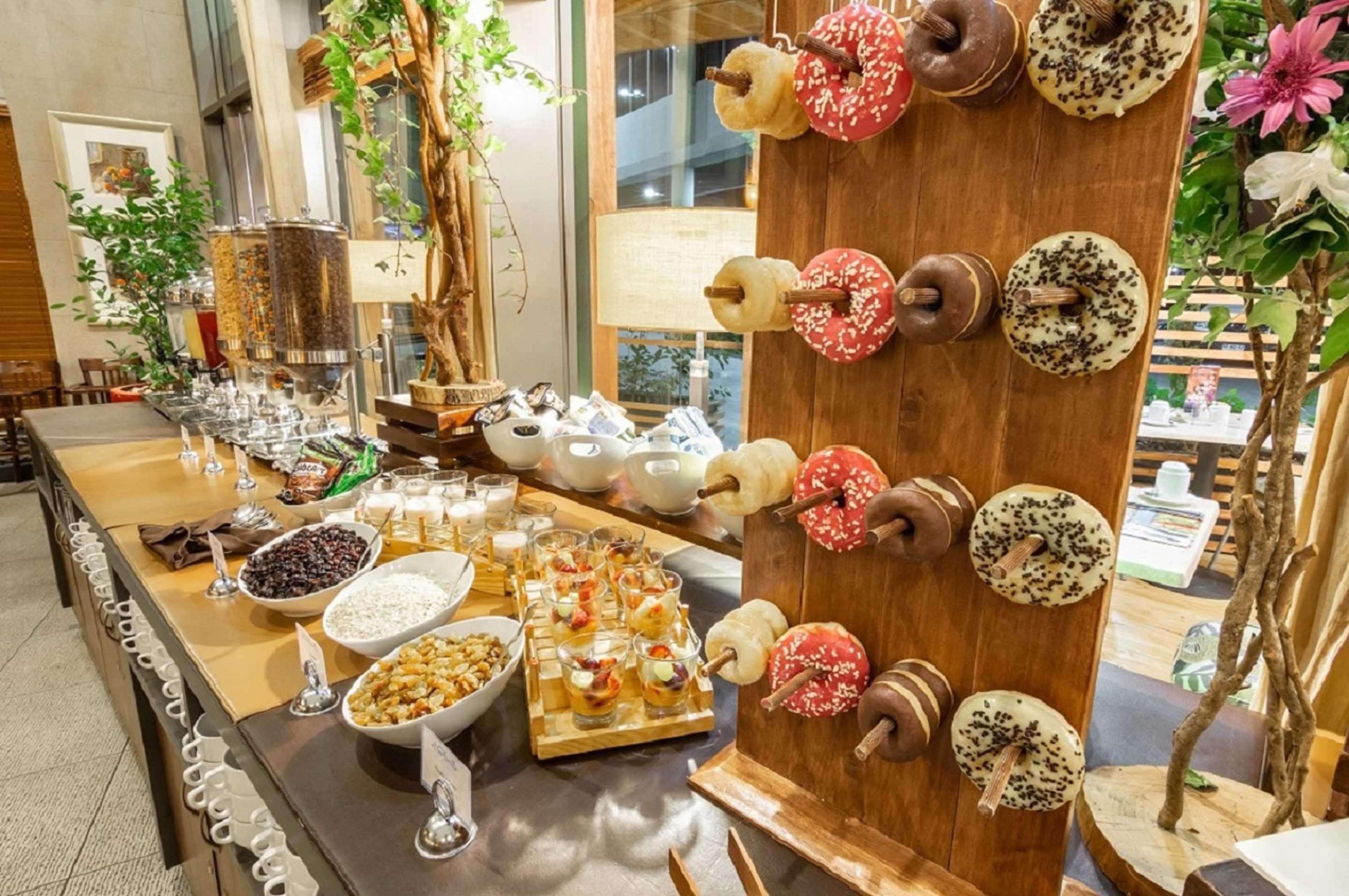 Sonesta Hotel 오소르노 외부 사진 A doughnut display