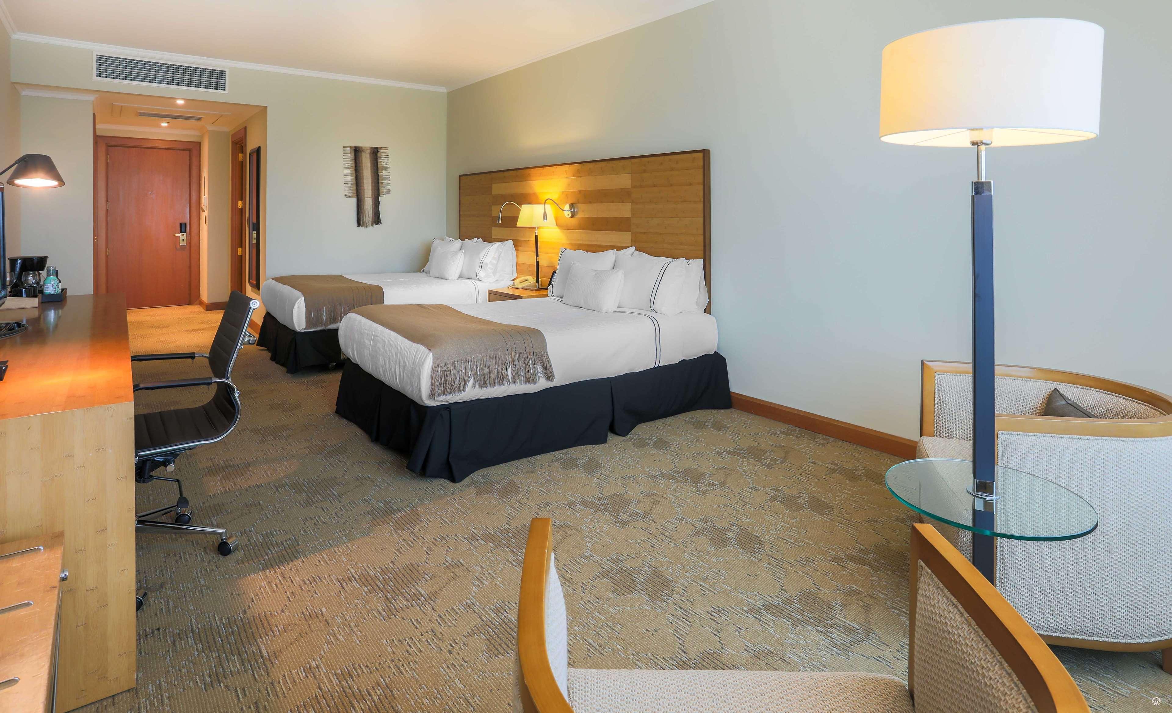 Sonesta Hotel 오소르노 외부 사진 A room at the Hilton London Heathrow