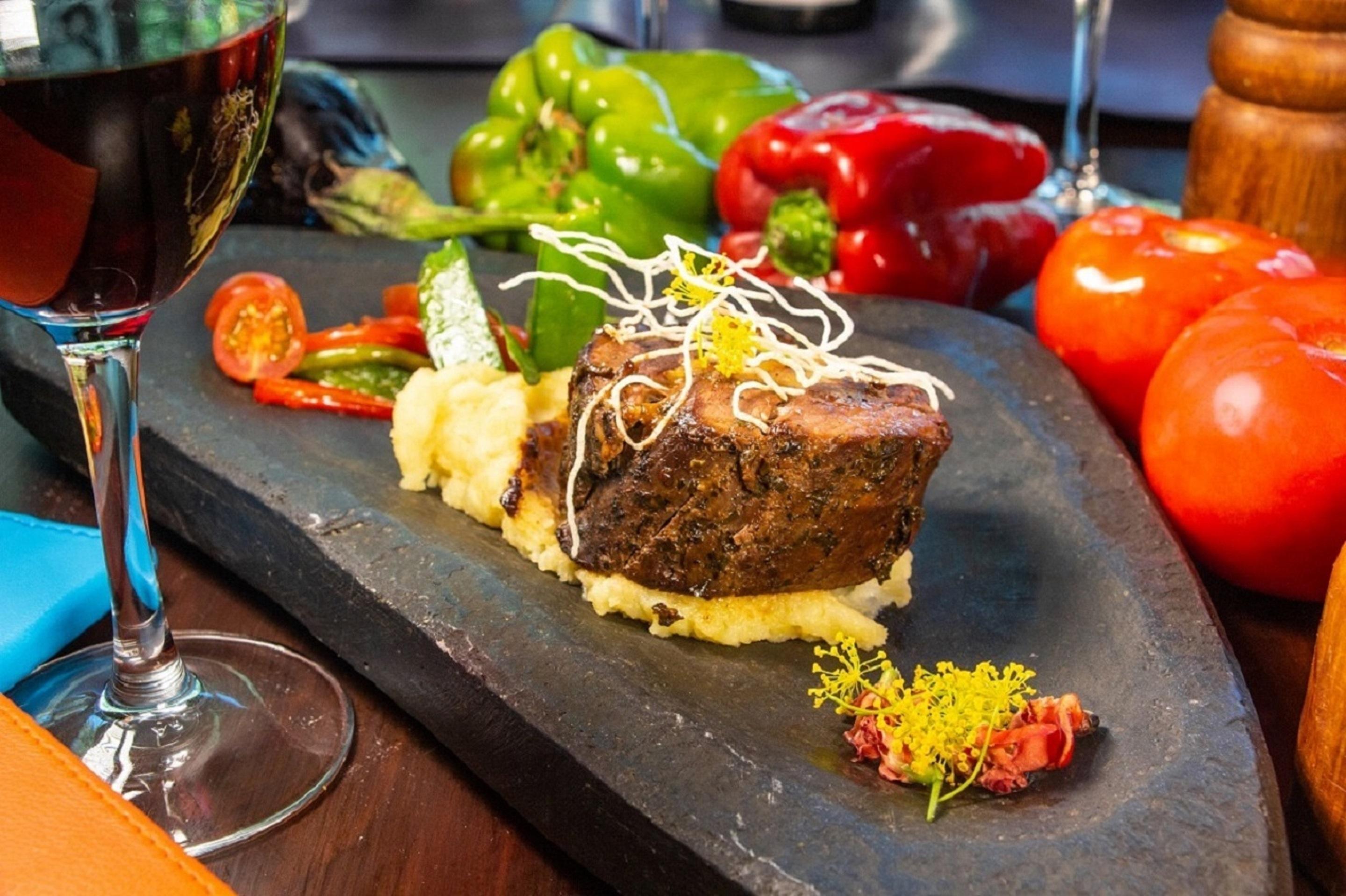 Sonesta Hotel 오소르노 외부 사진 A steak prepared with a black truffle