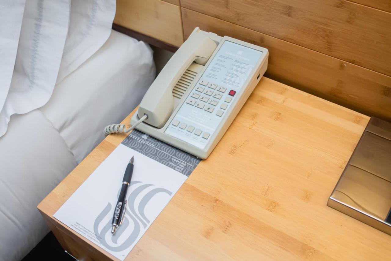 Sonesta Hotel 오소르노 외부 사진 A telephone in a hotel room