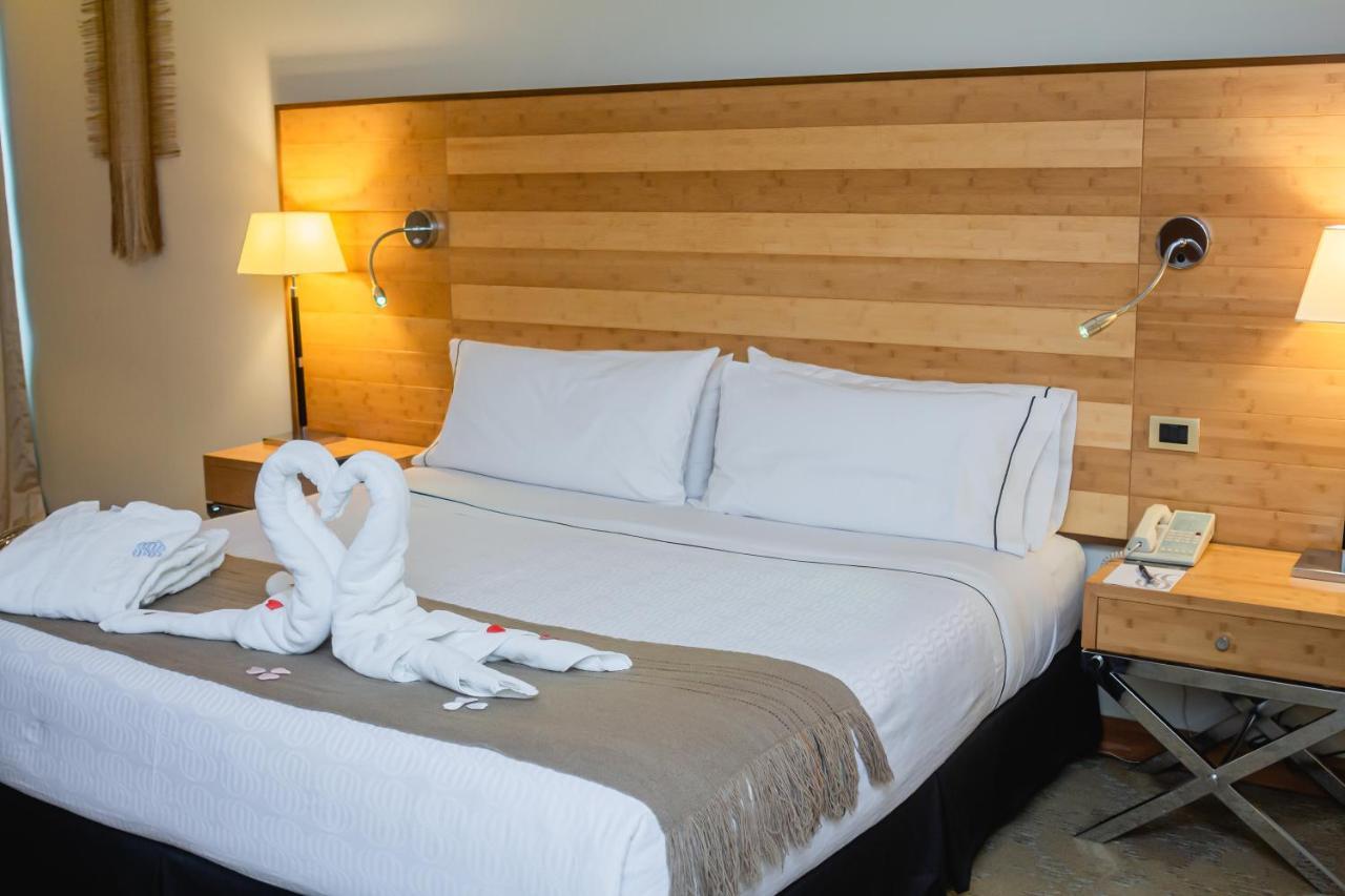 Sonesta Hotel 오소르노 외부 사진 A bed with a towel swan