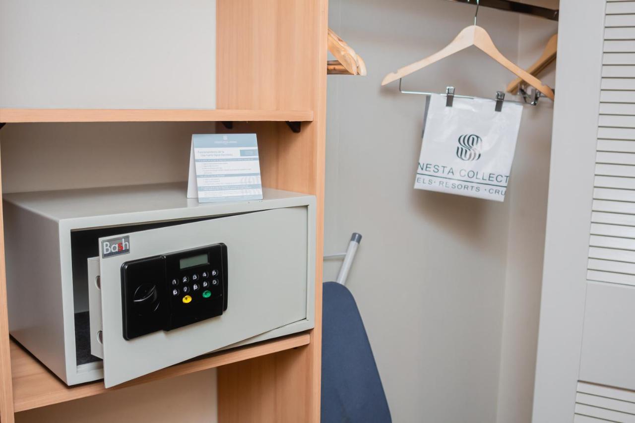 Sonesta Hotel 오소르노 외부 사진 A safe in a hotel room