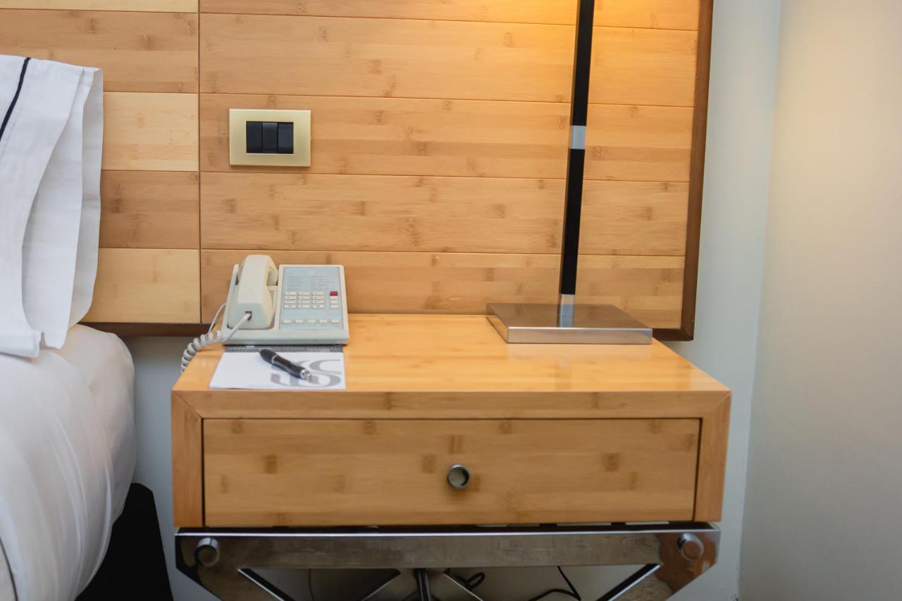 Sonesta Hotel 오소르노 외부 사진 A bedside table