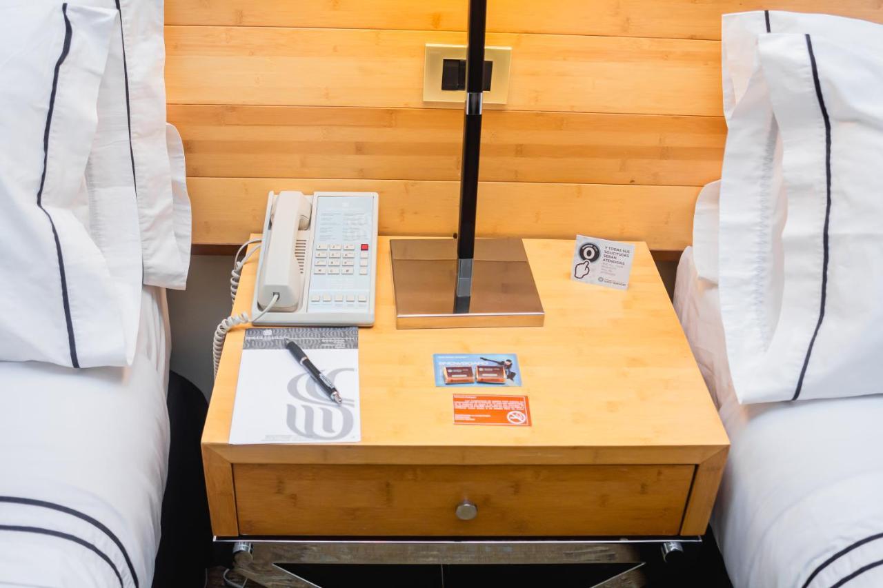 Sonesta Hotel 오소르노 외부 사진 A bedside table