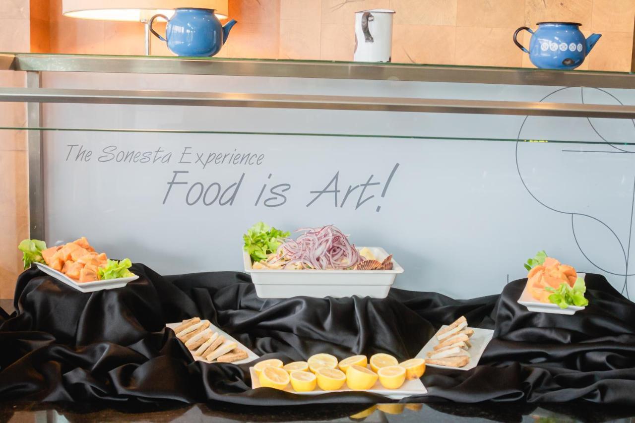 Sonesta Hotel 오소르노 외부 사진 A buffet at a hotel