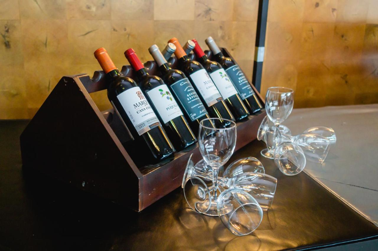 Sonesta Hotel 오소르노 외부 사진 Wine bottles at a wine tasting