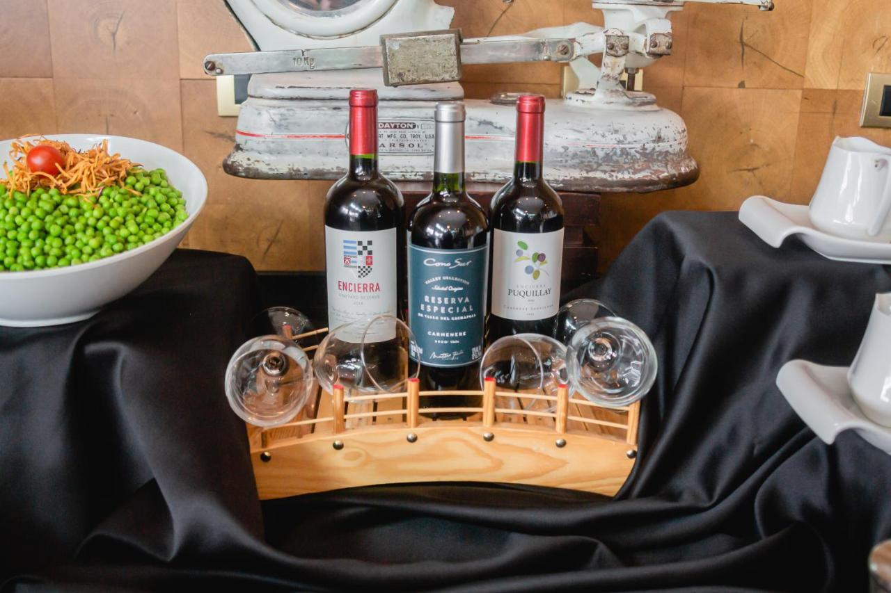Sonesta Hotel 오소르노 외부 사진 Wine bottles and glasses