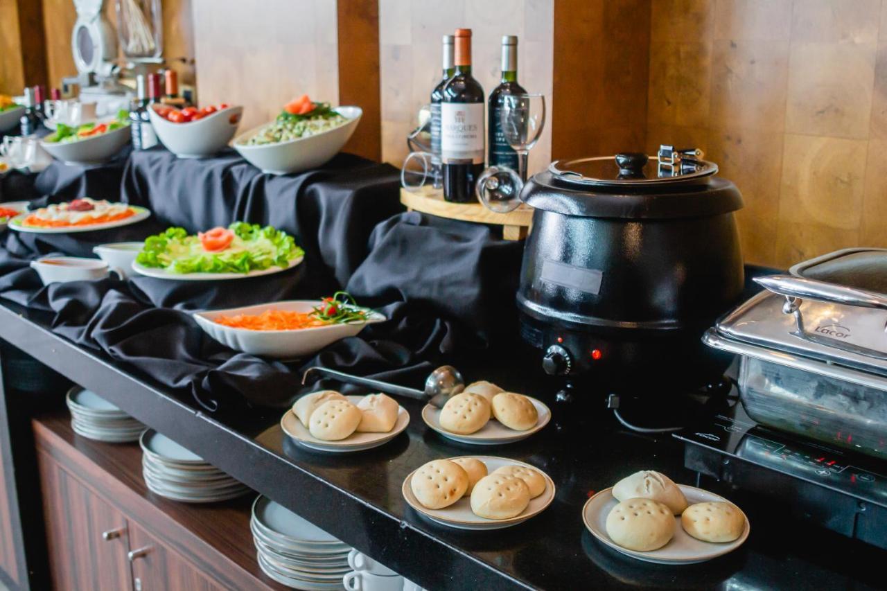 Sonesta Hotel 오소르노 외부 사진 A buffet with a selection of pãezinhos