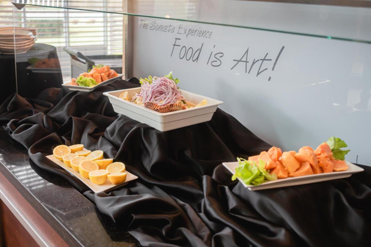 Sonesta Hotel 오소르노 외부 사진 A buffet at a hotel