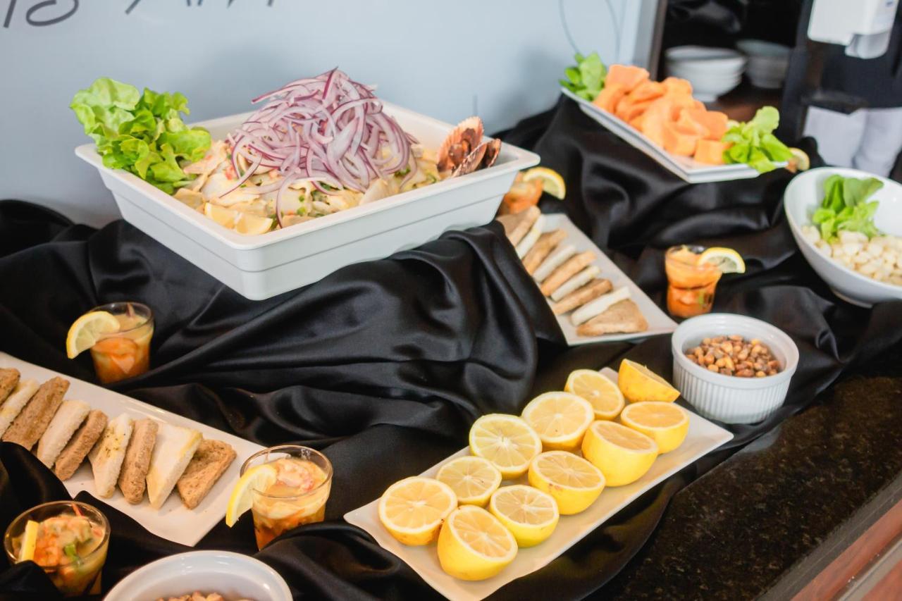 Sonesta Hotel 오소르노 외부 사진 A buffet at a hotel